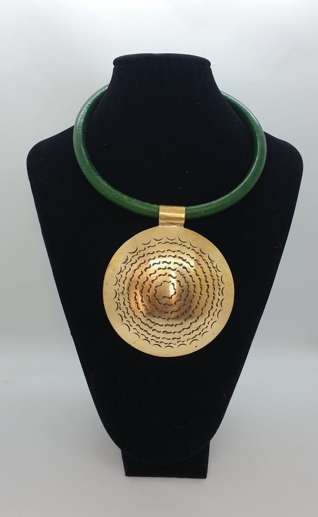 Colliers en cuir et son medaillon en bronze